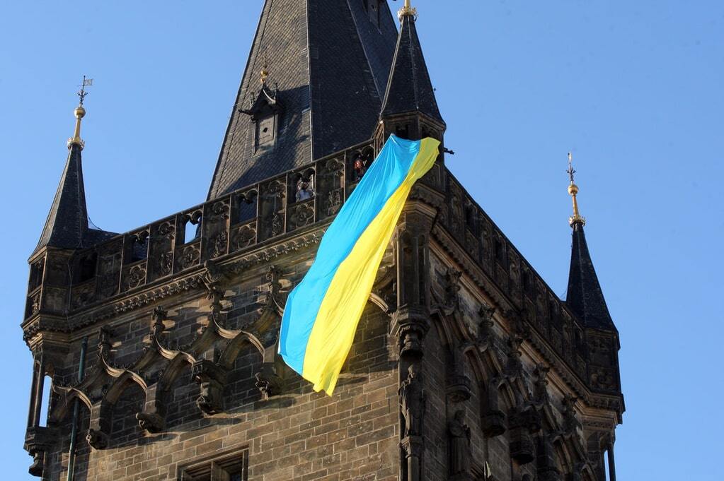 "Мы, простые люди, с вами": в Праге флаги Украины появились на самых известных башнях. Опубликованы фото