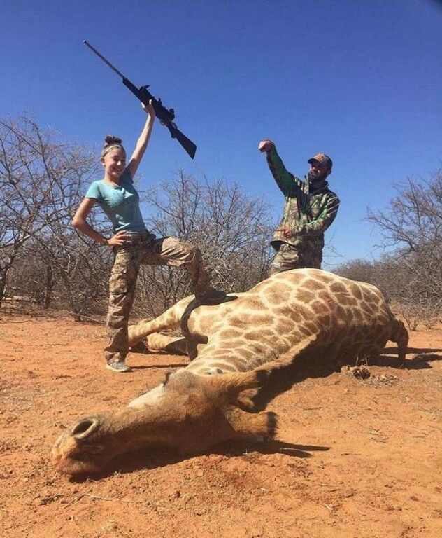 "Я ніколи не зупинюся": 12-річна дівчинка похвалилася знімками убитих тварин