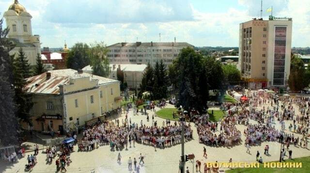 "Я люблю UA": жители Луцка создали масштабную живую инсталляцию ко Дню Независимости. Опубликованы фото