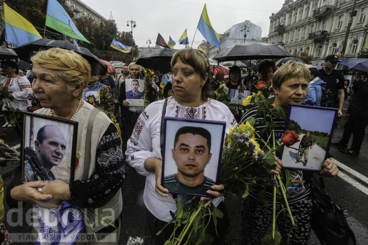 Незламні: після параду в центрі Києва пройшли матері загиблих в АТО захисників України