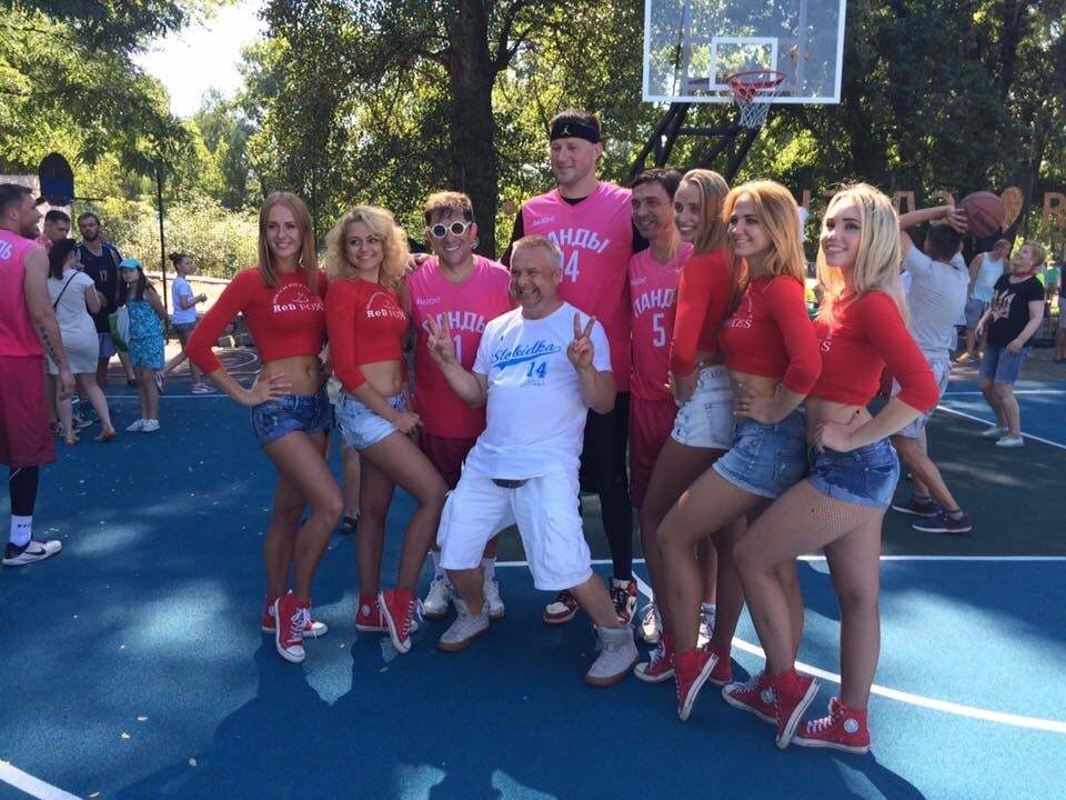 В Киеве открыли современную баскетбольную площадку: яркие фото