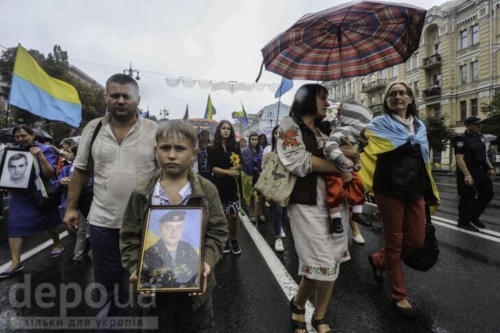 Незламні: після параду в центрі Києва пройшли матері загиблих в АТО захисників України