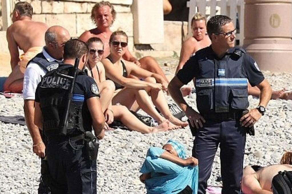 У Франції поліція змусила мусульманку роздягнутися на пляжі
