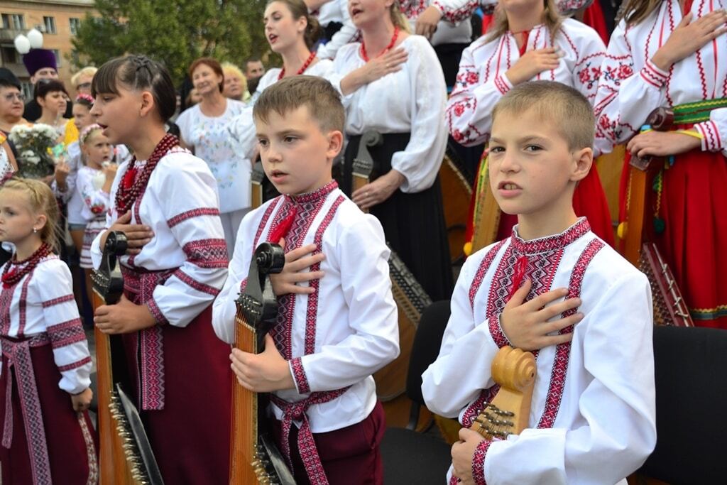 Молитва за Украину: в Херсоне юные бандуристы установили национальный рекорд. Опубликованы фото, видео