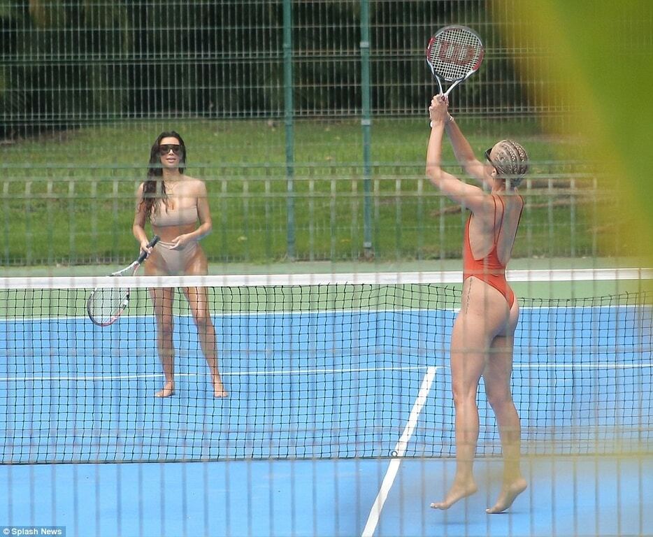 Ким Кардашьян в "невидимом" бикини сыграла в теннис в Мексике: опубликованы фото