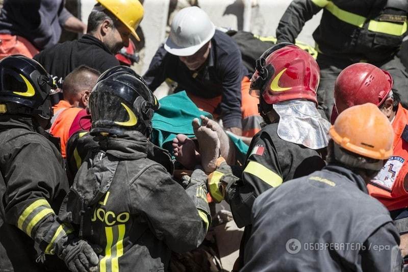 Разрушительное землетрясение в Италии: обнародованы фото спасательной операции