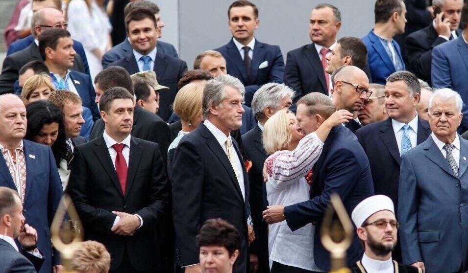 Косые взгляды и улыбки: в сети показали, как Геращенко сладко целовалась с Кучмой. Фотофакт