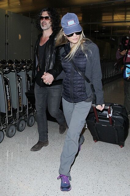Влюбленные голубки: Рене Зеллвегер и Дойла Брэмхолла засекли в аэропорту Лос-Анджелеса