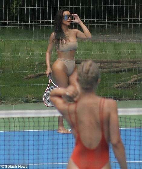 Ким Кардашьян в "невидимом" бикини сыграла в теннис в Мексике: опубликованы фото