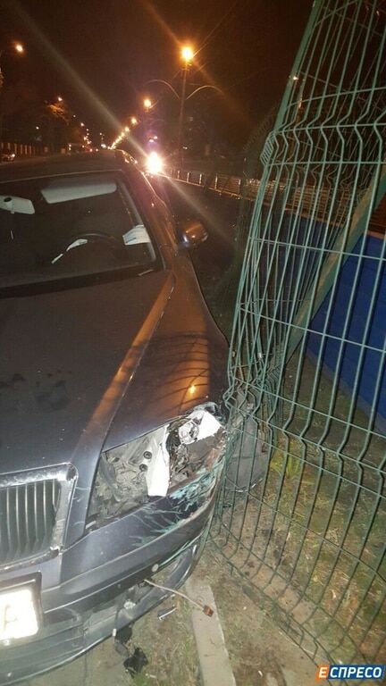 В Киеве пьяный водитель протаранил авто и влетел в забор