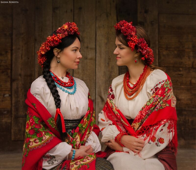 Мода на українське: як правильно носити вишиванку та прикраси