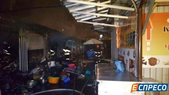 Мощный пожар в Киеве: на Демеевском рынке выгорели павильоны с товаром. Фоторепортаж