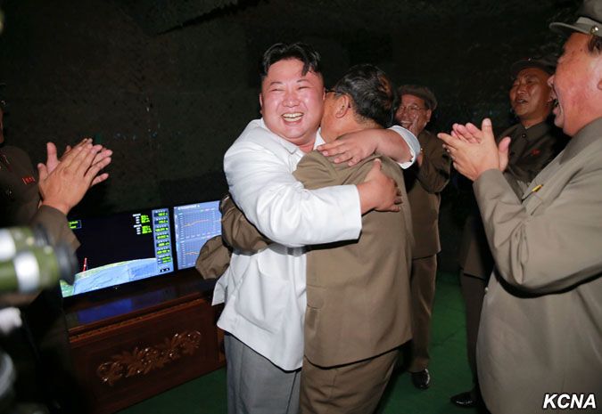 Лидер КНДР повеселился при запуске баллистической ракеты. Опубликованы фото