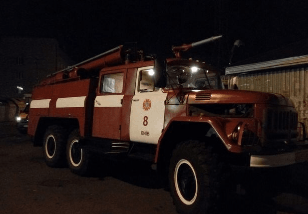 Потужна пожежа у Києві: на Деміївському ринку вигоріли павільйони з товаром