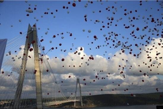 В Турции торжественно открыли третий подвесной мост через Босфор: опубликованы фото и видео