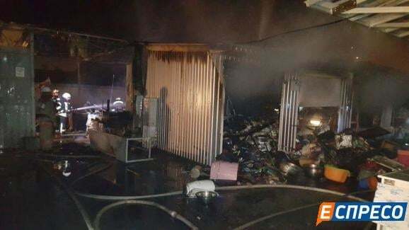 Мощный пожар в Киеве: на Демеевском рынке выгорели павильоны с товаром