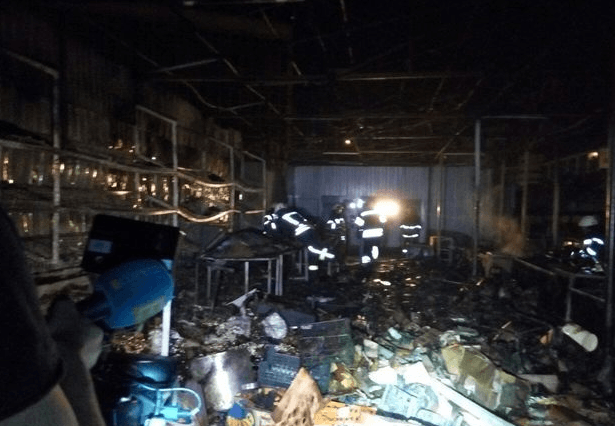 Потужна пожежа у Києві: на Деміївському ринку вигоріли павільйони з товаром