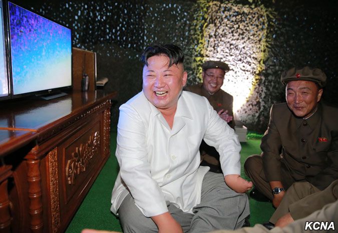 Лідер КНДР повеселився при запуску балістичної ракети