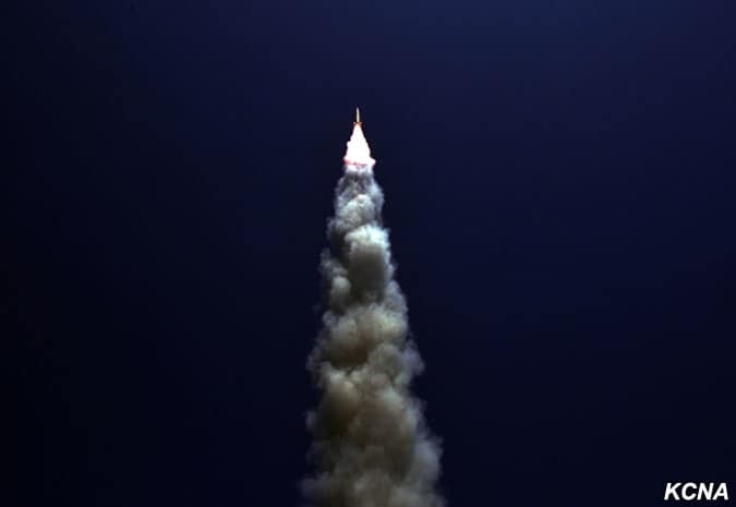 Лидер КНДР повеселился при запуске баллистической ракеты. Опубликованы фото