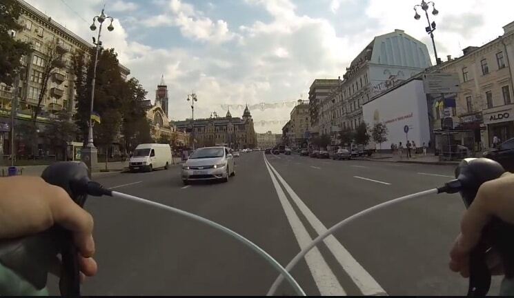 Баран на встречке: в соцсети раскритиковали киевского велосипедиста-экстремала