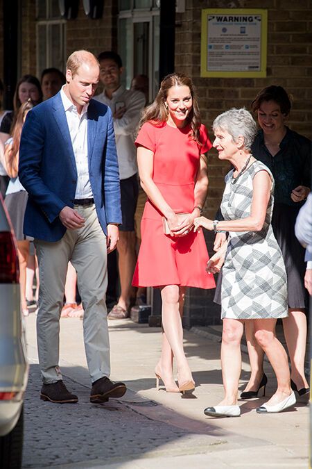 Герцогиня в красном: Кейт Миддлтон прогулялась в платье от Alexander McQueen