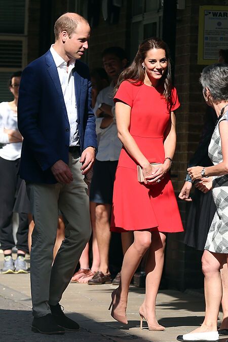 Герцогиня в красном: Кейт Миддлтон прогулялась в платье от Alexander McQueen