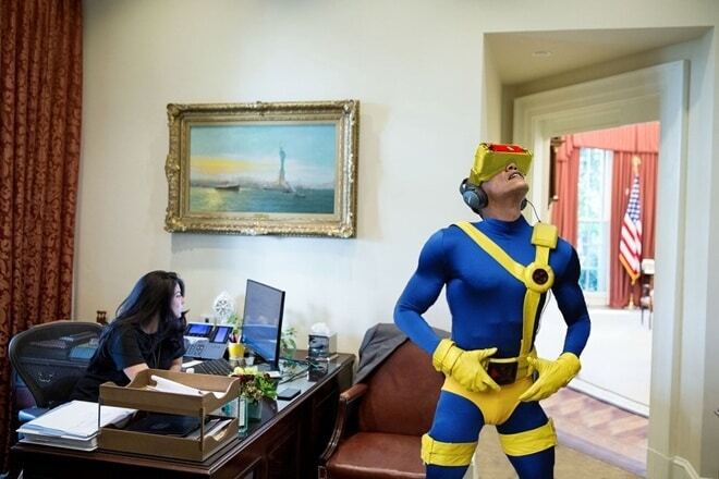 Обама и очки виртуальной реальности: президент США стал героем фотожаб
