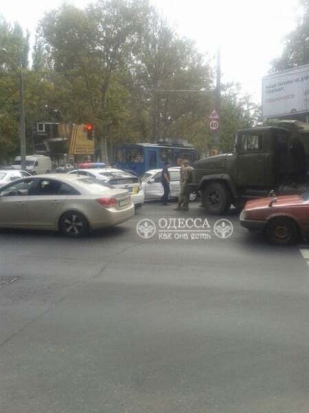 В Одессе армейский грузовик влетел в легковушку