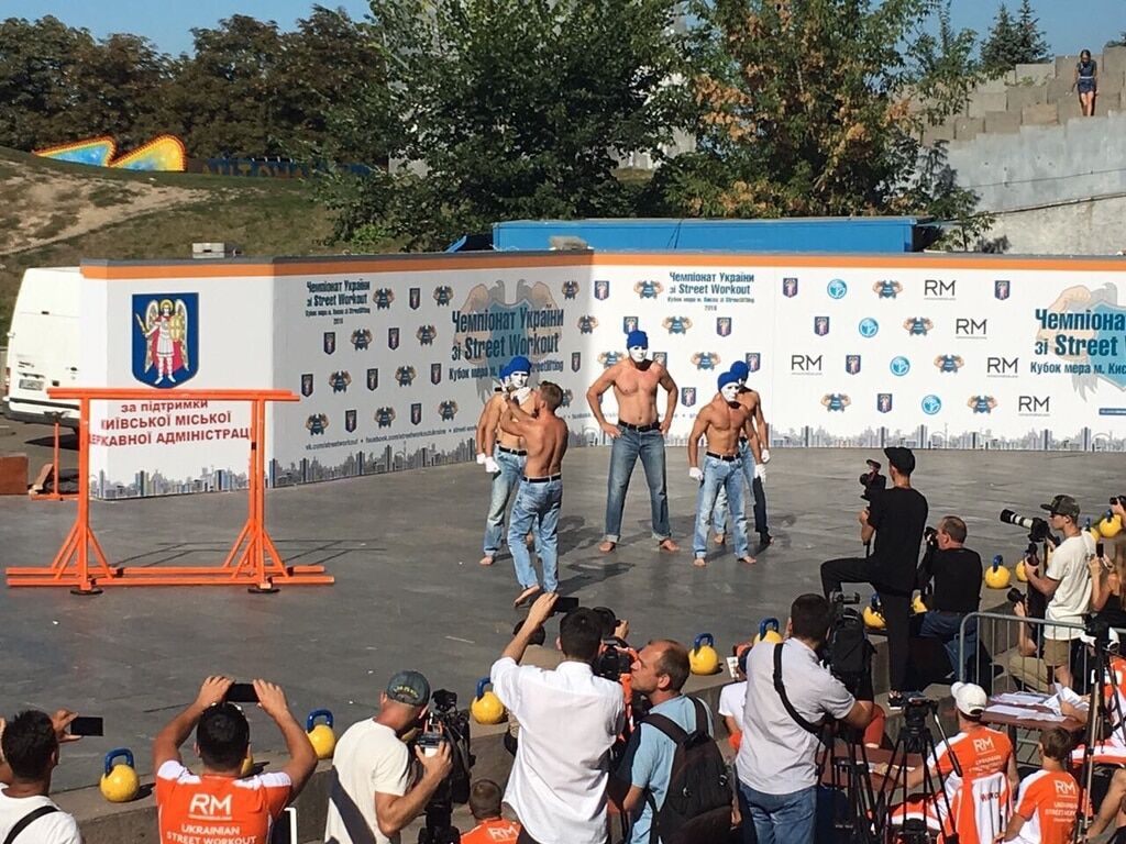 В маске и полуобнаженный: Кличко похвастался фигурой на чемпионате по Street Workout в Киеве. Опубликованы фото