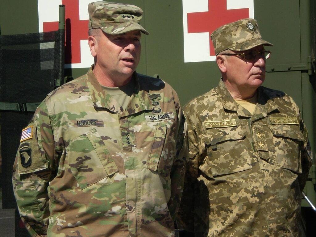 "С площади - на фронт": США передали Украине партию военной техники