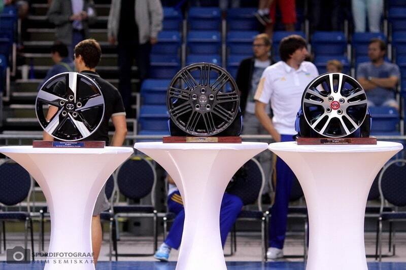 Лидер сборной Украины получил диск колеса в награду за выигранный турнир: фотофакт