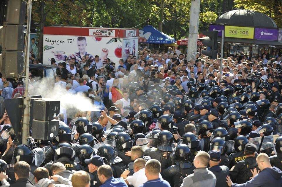 День независимости: молдовские силовики использовали против митингующих слезоточивый газ