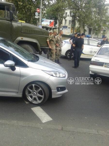 В Одесі армійська вантажівка влетіла у легковик