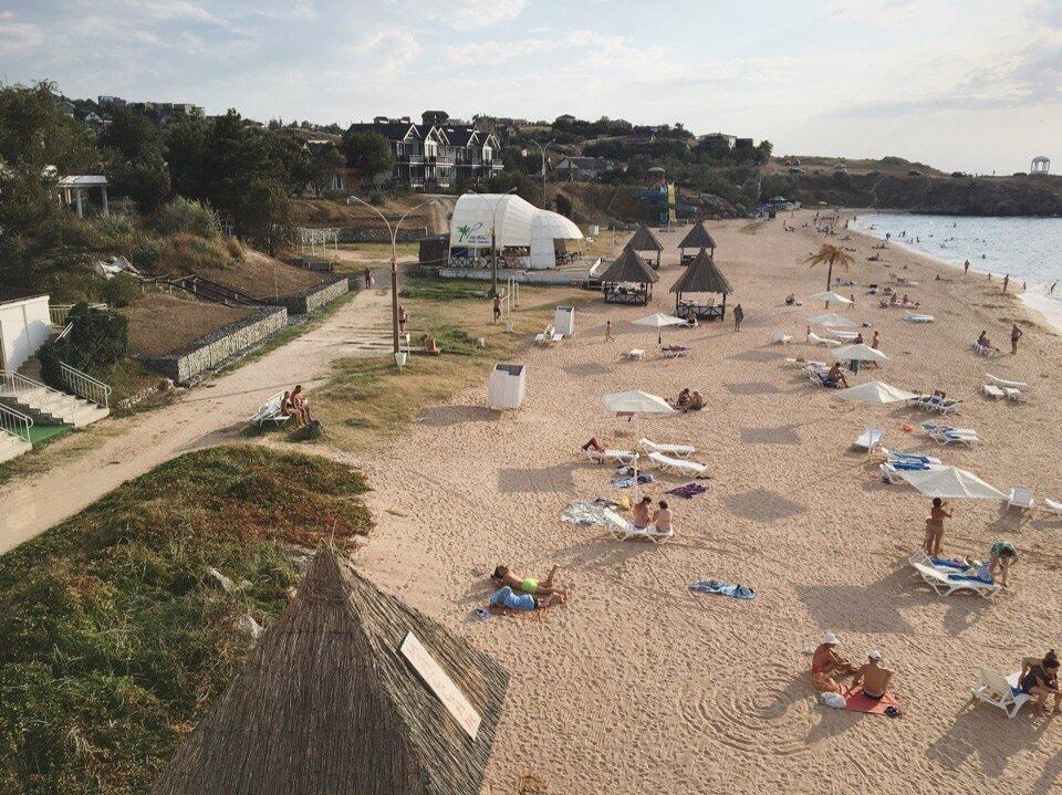 Оксамитовий сезон у розпалі: в соцмережах показали фото пустельних пляжів Криму