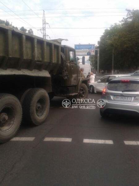 В Одесі армійська вантажівка влетіла у легковик