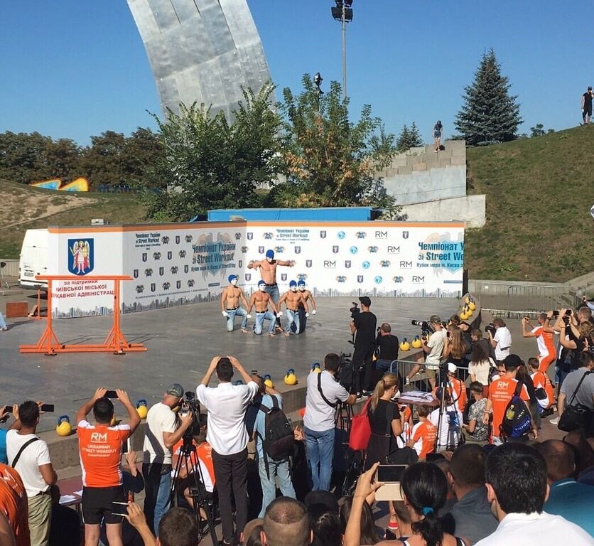 В маске и полуобнаженный: Кличко похвастался фигурой на чемпионате по Street Workout в Киеве. Опубликованы фото