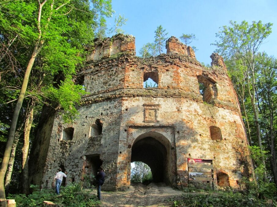 Незвідана Україна: топ-5 замків Львівщини, які не показують туристам