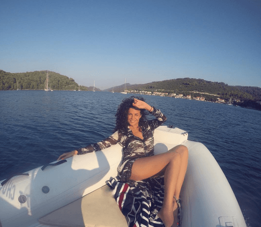 Настя Каменских позировала в прозрачном пеньюаре