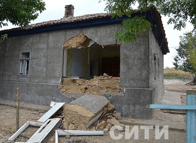 Як танком проїхались: ЗМІ показали розгромлені будинки ромів у Лощинівці
