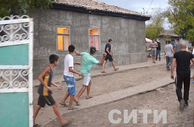 Как танком проехались: СМИ показали разгромленные дома ромов в Лощиновке. Опубликованы фото