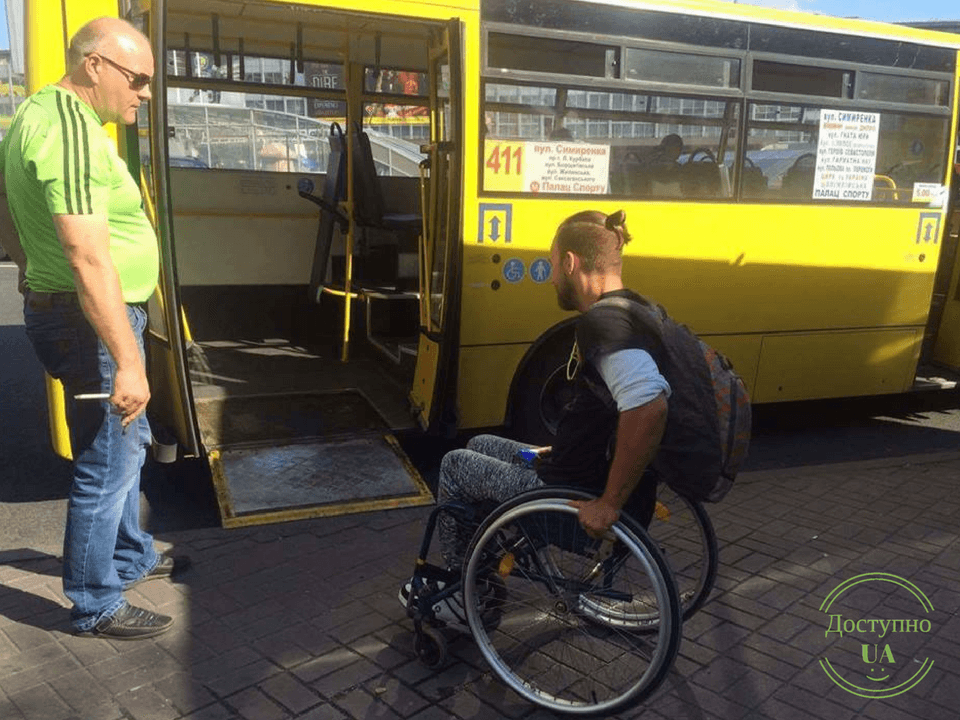 Пример для других: в киевской маршрутке водитель помог пассажиру с инвалидностью