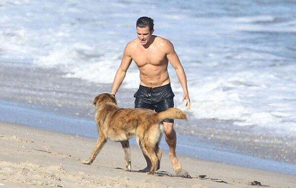 Орландо Блум засветился на пляже с друзьями