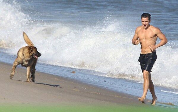 Орландо Блум засветился на пляже с друзьями