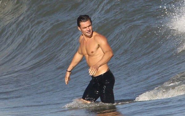 Орландо Блум засветился на пляже с друзьями