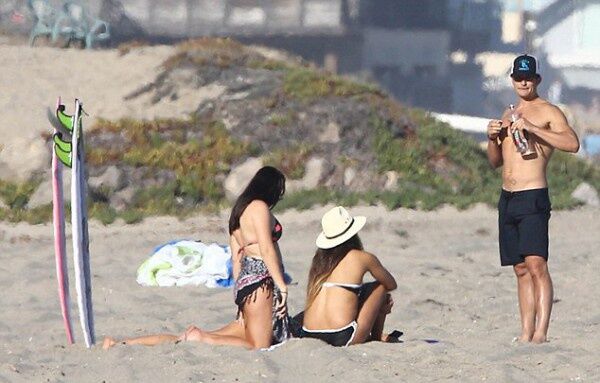 Орландо Блум засветился на пляже с друзьями