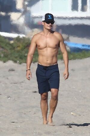 Орландо Блум засветился на пляже с друзьями