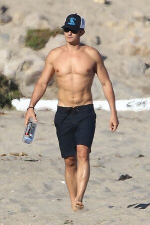 Орландо Блум засветился на пляже с друзьями