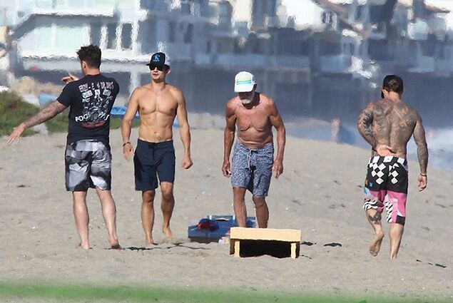Орландо Блум засветился на пляже с друзьями