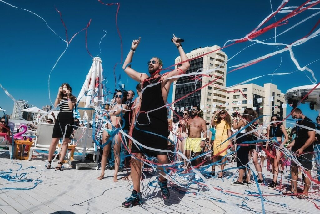 Солистки REAL O в ярких нарядах побывали на пляжной вечеринке в Киеве