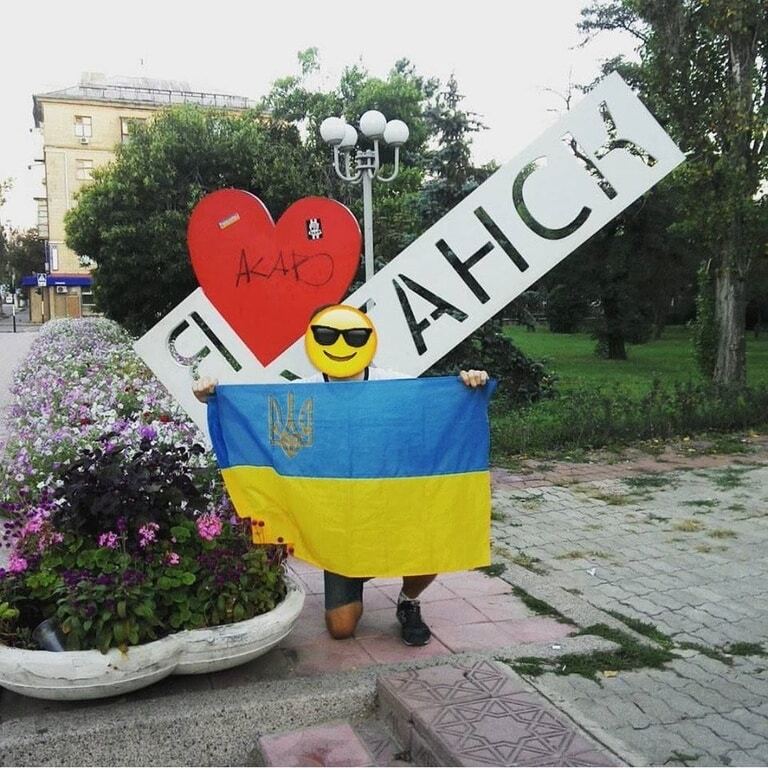 Плюнули в душу Плотницкому: в Луганске средь бела дня развернули украинский флаг